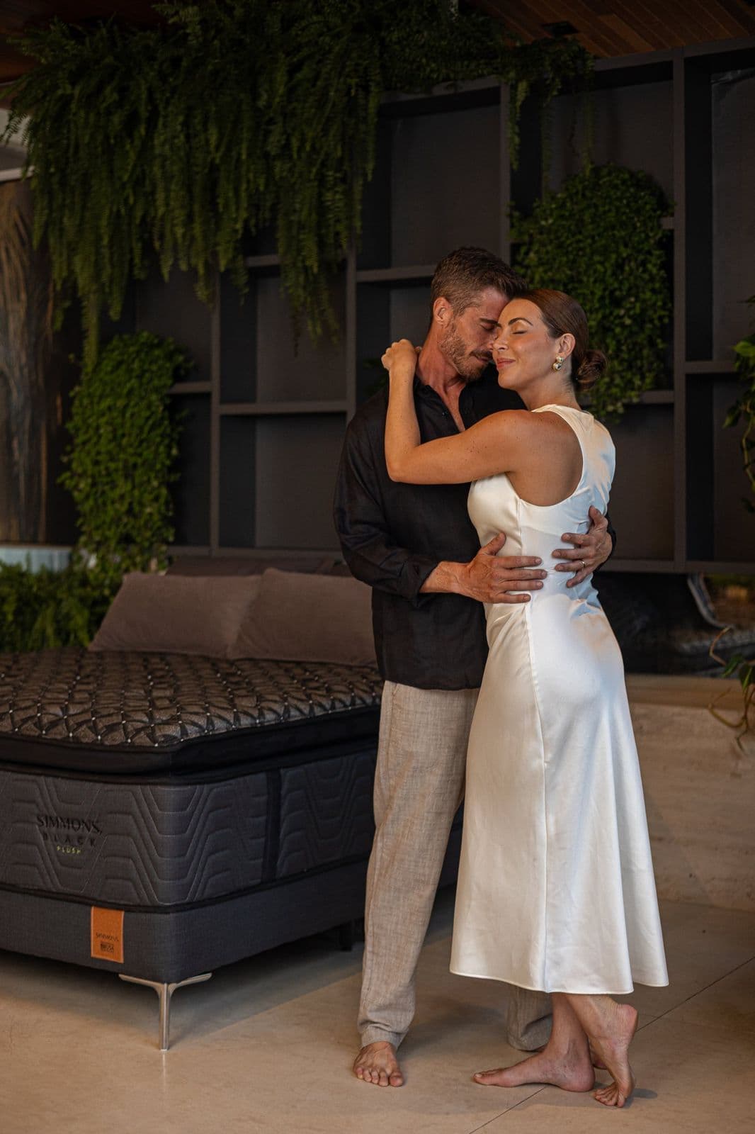 Casal abraçado ao lado da cama Simmons Black