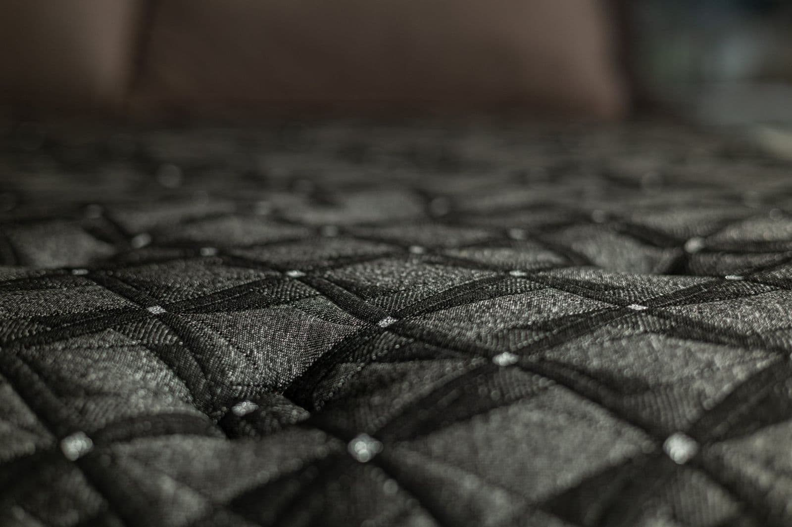 Detalhe do tecido acolchoado escuro do colchão Simmons Black
