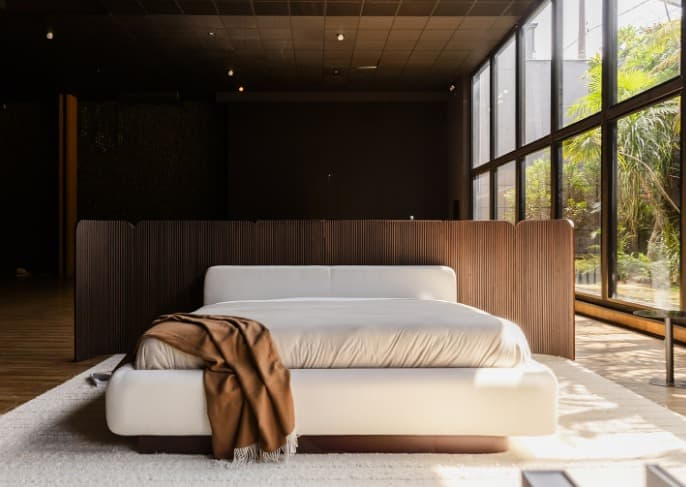 Cama Gau montada em ambiente com madeira e luz natural, loja Simmons Park Sul