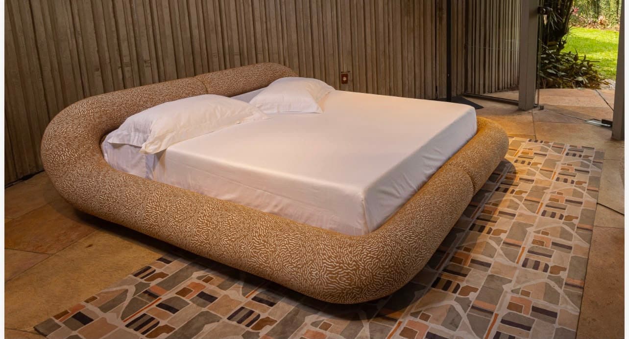 Base contínua e envolvente em boucle da Cama Murano em ambiente montado, loja Simmons Park Sul