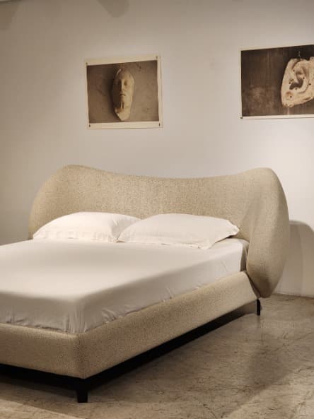 Cabeceira curva em boucle claro da Cama Verona em ambiente montado, loja Simmons Park Sul