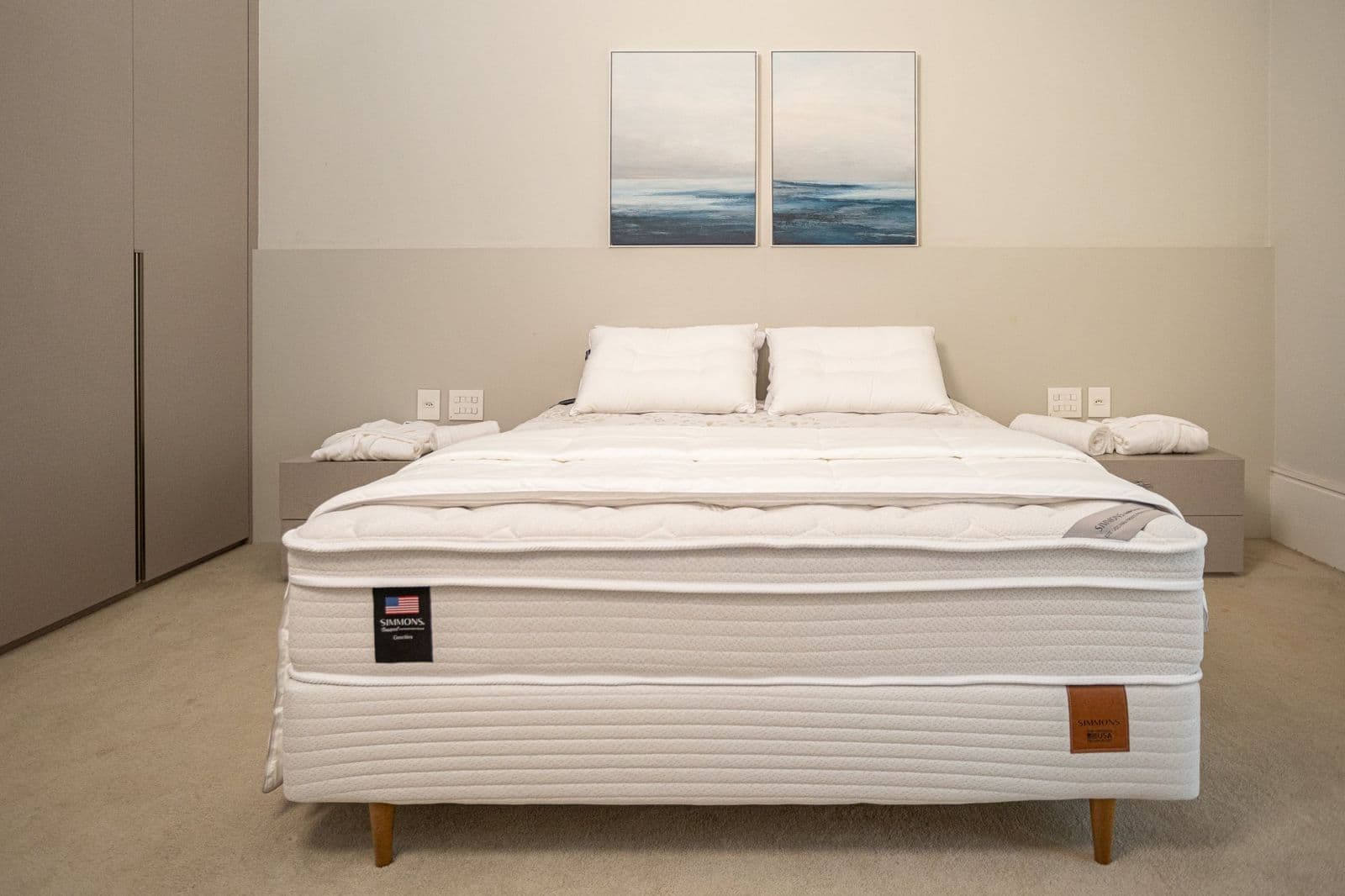 Quarto claro, estilo hotel, com cama Simmons Geocities arrumada