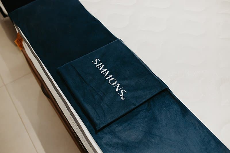 Capa Simmons em veludo azul sobre colchão de molas ensacadas, loja Simmons em Brasília