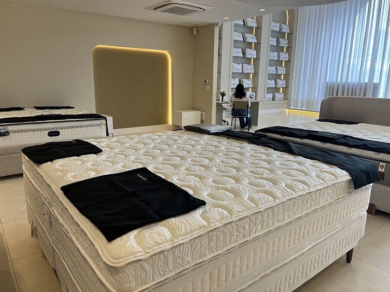 Colchão Simmons com tampo pillow top acolchoado em exposição no salão da loja Park Sul, em Brasília