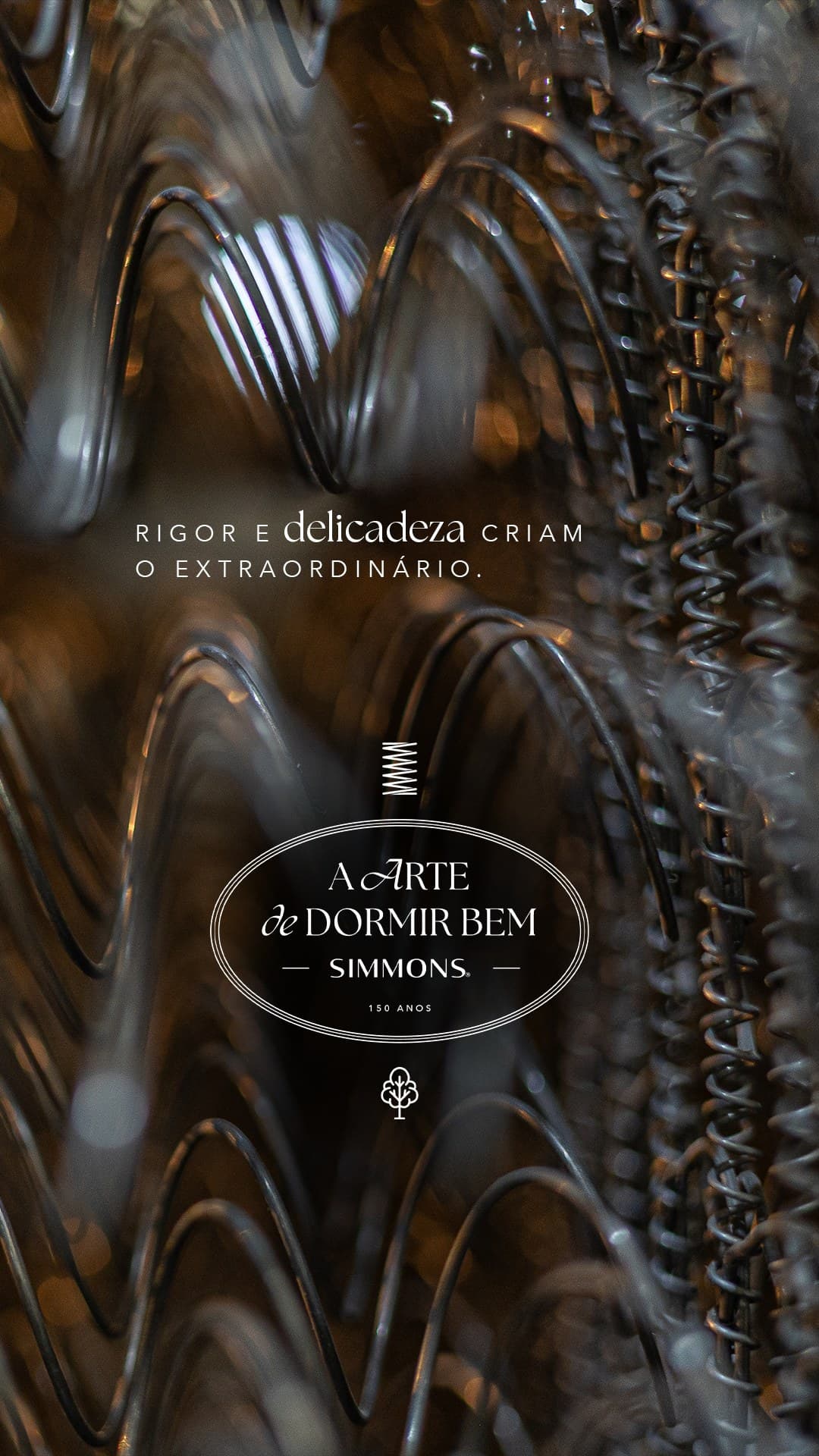 Macro em contraluz de fileiras de molas de aço, com o selo A Arte de Dormir Bem da Simmons