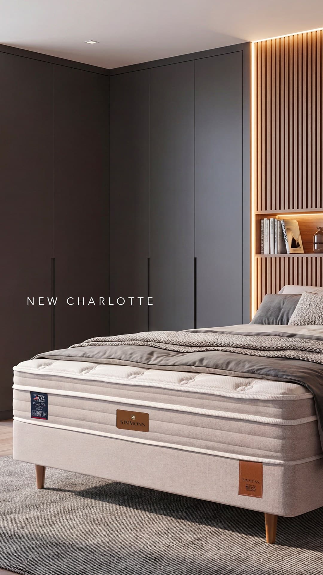 Colchão Simmons New Charlotte montado sobre a base, em quarto com marcenaria escura e painel de madeira ripada