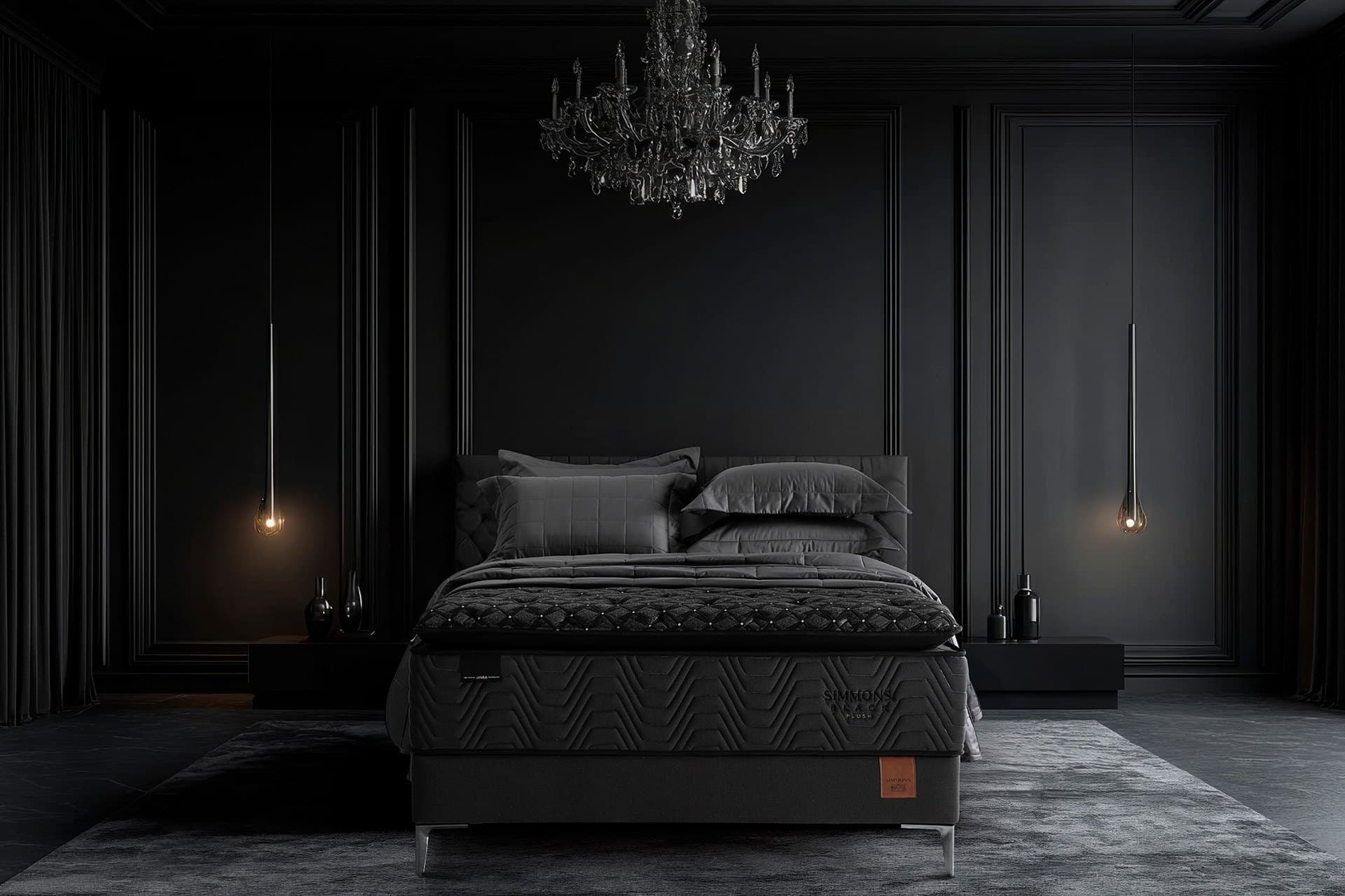 Quarto de boiserie preta com o conjunto Simmons Black Plush montado sob um lustre de cristal
