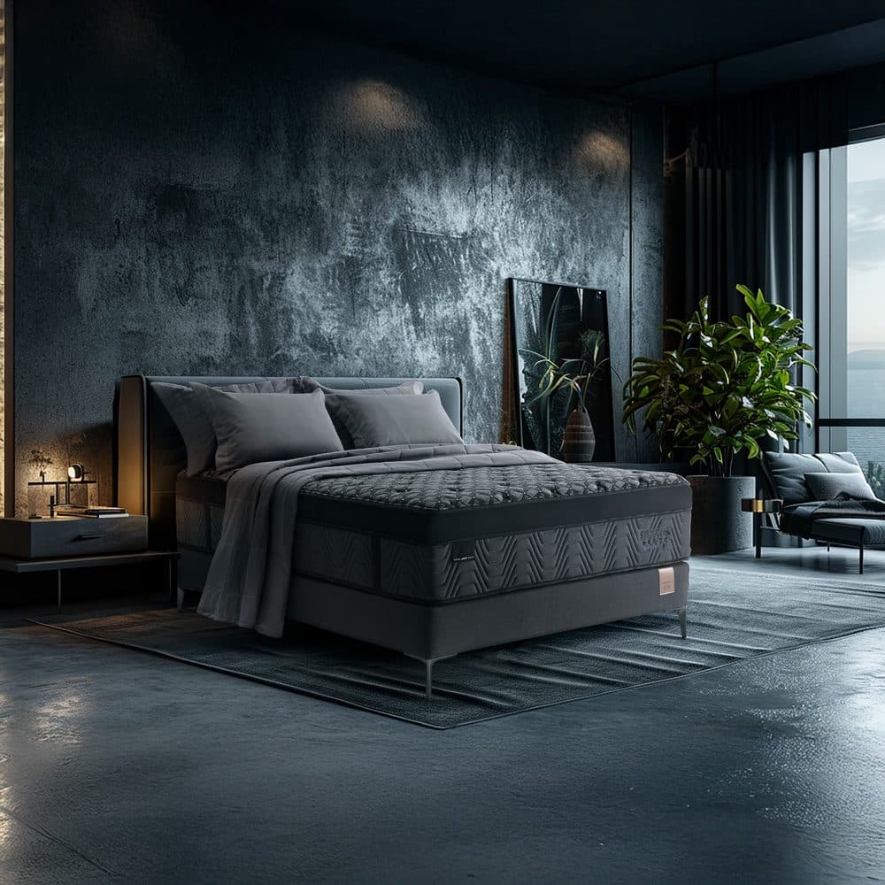 Quarto contemporâneo em tons de grafite, com um conjunto Simmons Black Moderate diante de uma parede de concreto e janela panorâmica