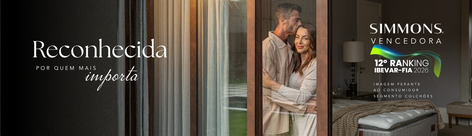 Peça institucional da Simmons: um casal abraçado na porta do quarto e, à direita, o selo “Simmons Vencedora — 12º Ranking IBEVAR-FIA 2026, Imagem perante ao Consumidor, segmento Colchões”