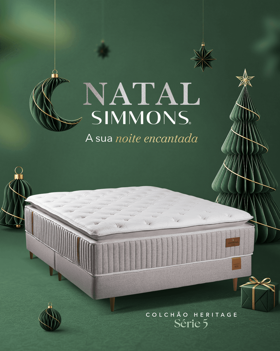 Natal Simmons — A sua noite encantada. Colchão Heritage Série 5 sobre base, entre árvore de Natal e enfeites verdes e dourados